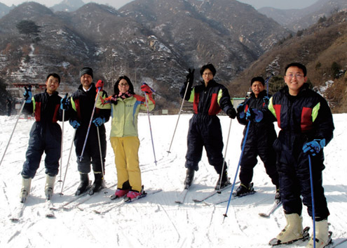 公司总部户外滑雪活动