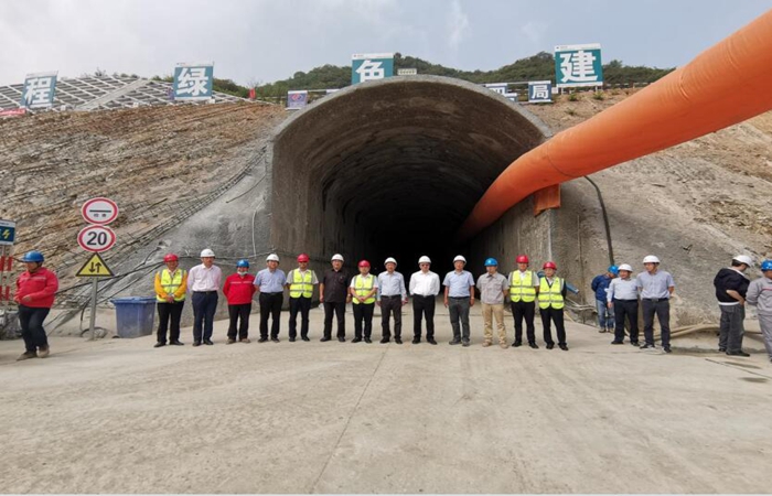 公司渝利项目方斗山隧道进口正洞开挖突破2000米大关
