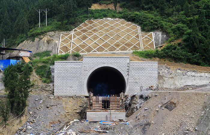渝利项目施工现场近况—-方斗山隧道