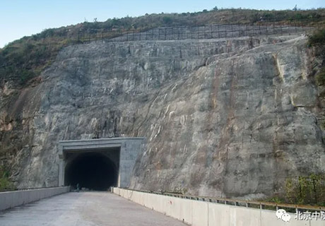 渝利铁路石缸坡隧道出口棚洞及危石处理工程